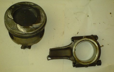 Поршень и фрагменты шатуна от первого цилиндра двигателя, пострадавшего от гидроудара 12 сентября,  снятый во время капитального ремонта.